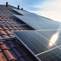 Kan ik mijn auto opladen met zonnepanelen?